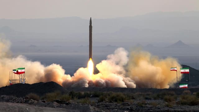 Die startende Qiam-1 Rakete. Die startende Qiam-1 Rakete.