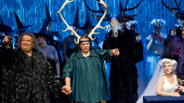 Alexander Pereira gibt bei seinem Abschied im Zürcher Opernhaus den Falstaff und trägt ein Hirschgeweih. Alexander Pereira gibt bei seinem Abschied im Zürcher Opernhaus den Falstaff und trägt ein Hirschgeweih.