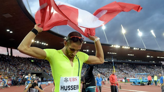 Kariem Hussein mit der Schweizer Flagge über dem Kopf. Kariem Hussein mit der Schweizer Flagge über dem Kopf.
