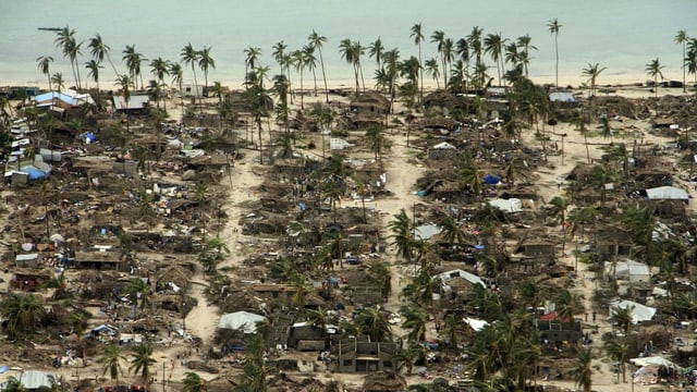 Luftaufnahme eines zerstörten Dorfs am Meer. Luftaufnahme eines zerstörten Dorfs am Meer.