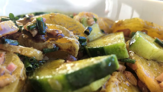 Grüner Kartoffelsalat mit Kürbiskern-Öl und Salatgurke. Grüner Kartoffelsalat mit Kürbiskern-Öl und Salatgurke.