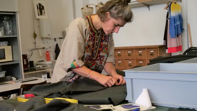Sabine Portenier arbeitet an einem Kleid. Sabine Portenier arbeitet an einem Kleid.