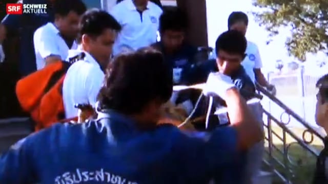 Der Mann wird kurz nach seiner Festnahme durch die thailändische Justiz aus seinem Haus abtransportiert. Der Mann wird kurz nach seiner Festnahme durch die thailändische Justiz aus seinem Haus abtransportiert.