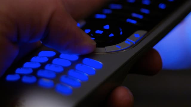Eine TV-Fernbedienung. Eine TV-Fernbedienung.