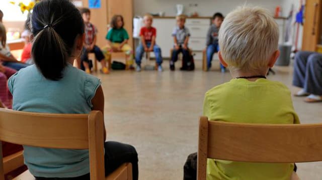 Schulkinder im Kreis Schulkinder im Kreis