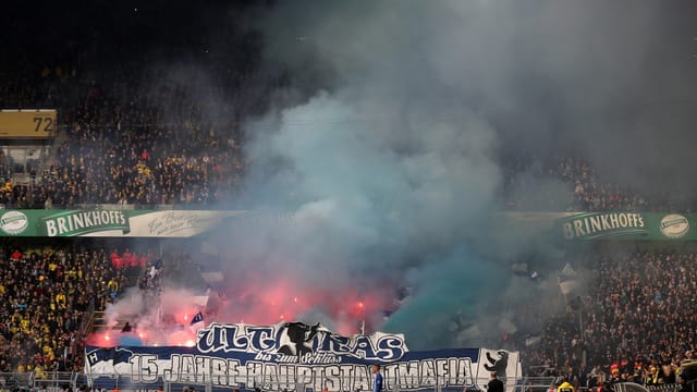 Pyro-Technik und Nebel auf einer Stadiontribüne. Pyro-Technik und Nebel auf einer Stadiontribüne.