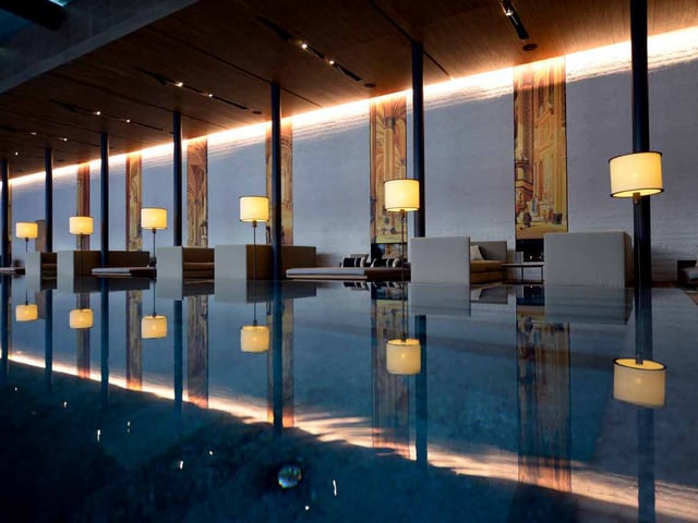 Pool mit Loungesofas und Lampen. Pool mit Loungesofas und Lampen.