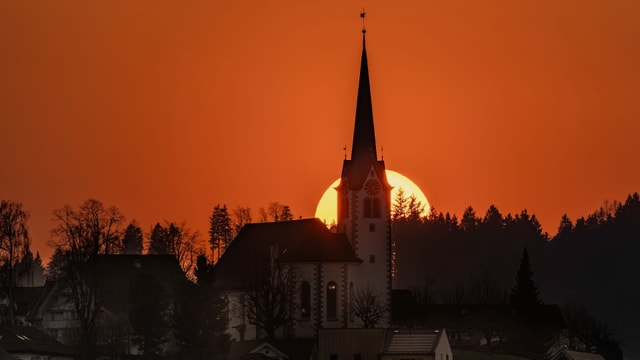 Dank Saharastaub ist der Sonnenuntergang hinter der kirche Stein/AR blutrot. Dank Saharastaub ist der Sonnenuntergang hinter der kirche Stein/AR blutrot.