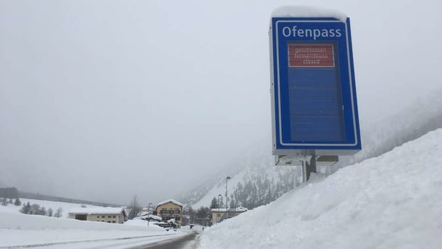 Die Strassentafel, die über den gesperrten Pass informiert. Die Strassentafel, die über den gesperrten Pass informiert.