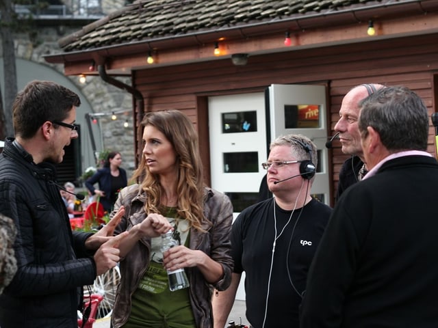 Annina Campell diskutiert mit der Crew den groben Ablauf.