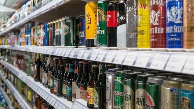 Bierregal mit verschiedenen Biersorten in unterschiedlichen Gebinden. Bierregal mit verschiedenen Biersorten in unterschiedlichen Gebinden.