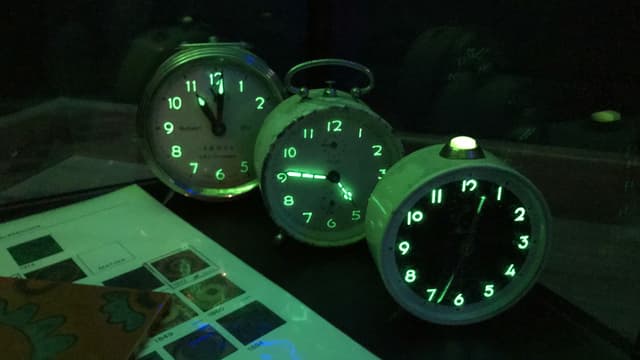 Wecker mit leuchtenden Zeigern und Ziffern Wecker mit leuchtenden Zeigern und Ziffern