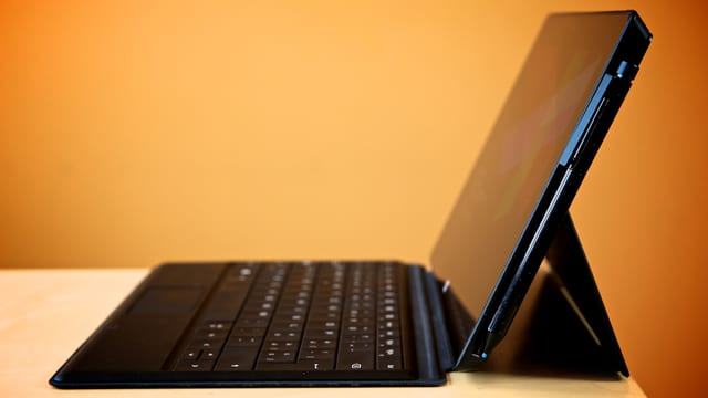 Das Surface Pro mit Tastatur von der Seite. Das Surface Pro mit Tastatur von der Seite.
