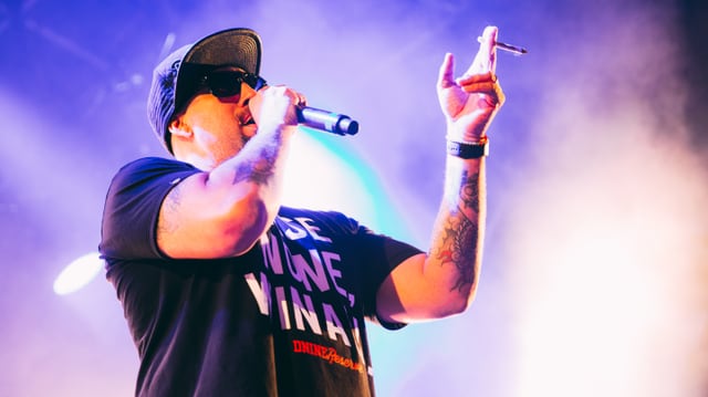 Das Crew-Mitglied B-Real kifft auf der Bühne Das Crew-Mitglied B-Real kifft auf der Bühne