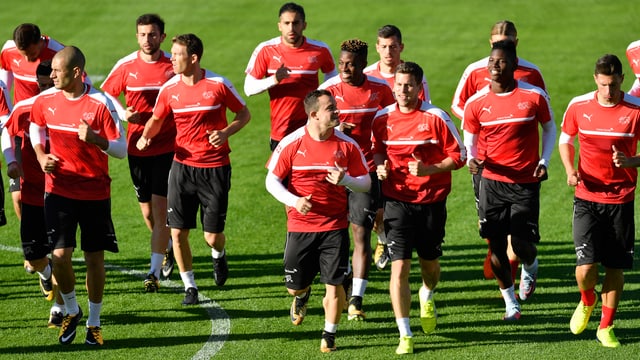 Die Schweizer Nati-Spieler beim lockeren Einlaufen im Training. Die Schweizer Nati-Spieler beim lockeren Einlaufen im Training.