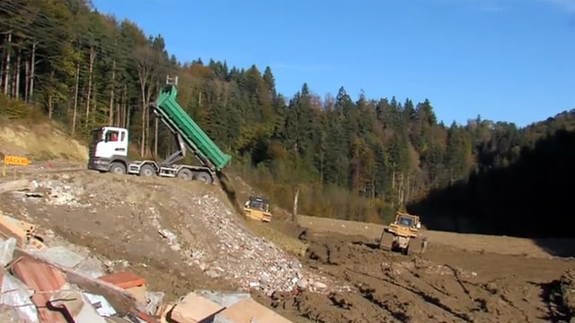 Lastwagen entlädt Bauschutt in Deponie Lastwagen entlädt Bauschutt in Deponie