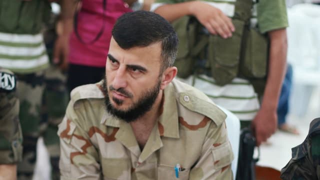 Zahran Allousch in Militärtarnanzug. Zahran Allousch in Militärtarnanzug.