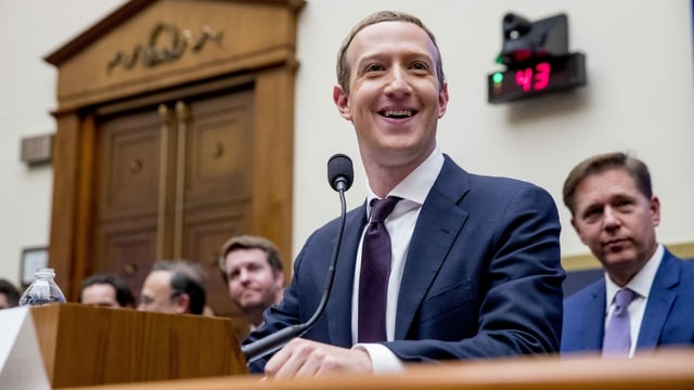 Facebook-Chef Mark Zuckerberg sitzt vor dem US-Kongress vor einem Mikrofon. Facebook-Chef Mark Zuckerberg sitzt vor dem US-Kongress vor einem Mikrofon.