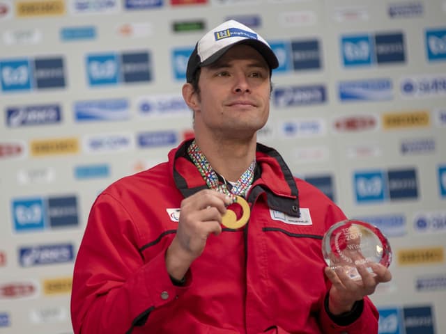 Marcel Hug posiert mit einer Goldmedaille um den Hals. Marcel Hug posiert mit einer Goldmedaille um den Hals.