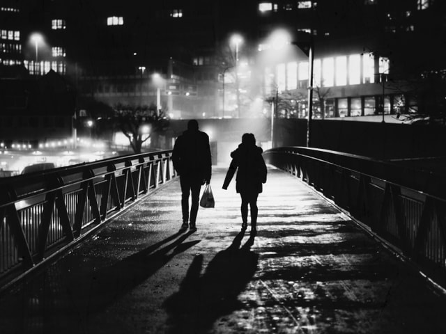Ein Paar auf einer Brücke in der Nacht. Ein Paar auf einer Brücke in der Nacht.