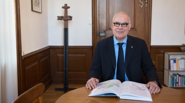 Mann sitzt an einem Tisch. Mann sitzt an einem Tisch.