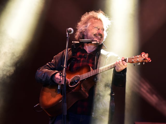 Wolfgang Niedecken auf der Bühne mit Gitarre Wolfgang Niedecken auf der Bühne mit Gitarre