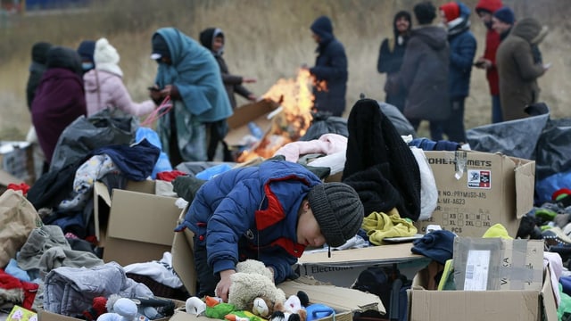 Am Grenzübergang Medyka in Polen sucht ein Kind nach Spielzeug. Das Bild stammt vom 28. Februar 2022.