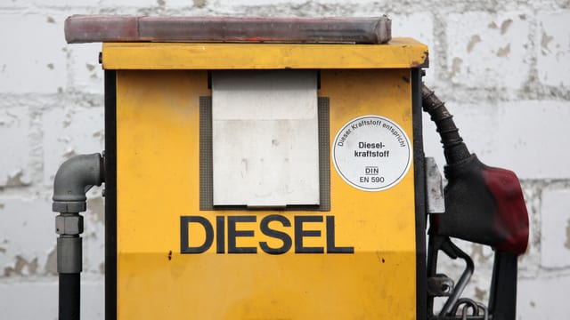 Eien gelbe Zapfsäule mit der Aufschrift «Diesel». Eien gelbe Zapfsäule mit der Aufschrift «Diesel».