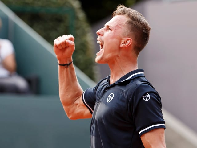 Marton Fucsovics ballt die rechte Faust und schreit seine Freude heraus. Marton Fucsovics ballt die rechte Faust und schreit seine Freude heraus.