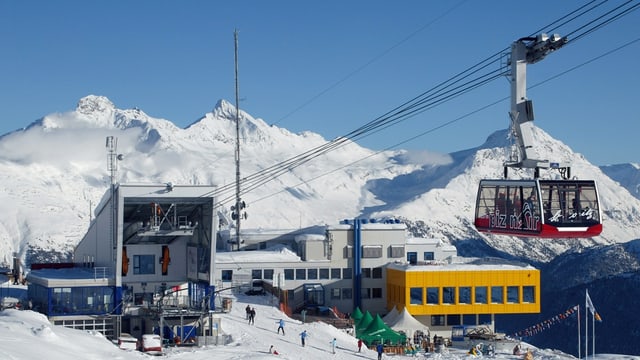 staziun da la pendiculara Corviglia, la cabina è gist partida staziun da la pendiculara Corviglia, la cabina è gist partida