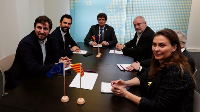 Verschiedene katalanische Politiker sitzen mit Carles Puigdemont an einem Tisch. Verschiedene katalanische Politiker sitzen mit Carles Puigdemont an einem Tisch.