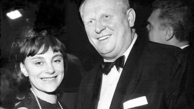 Gert Fröbe und seine Frau lachen in die Kamera. Gert Fröbe und seine Frau lachen in die Kamera.