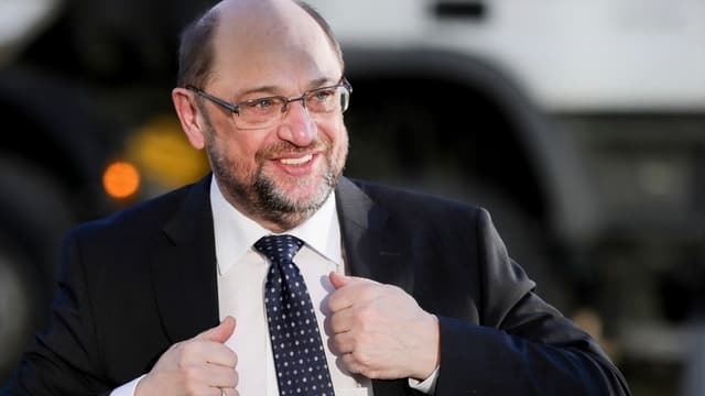 Schulz im Anzug. Schulz im Anzug.