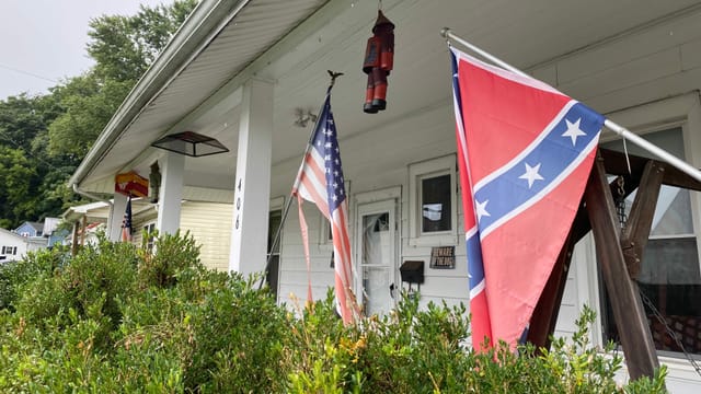Die Konföderierten-Flagge des Nachbarn von Travon Brown. Die Konföderierten-Flagge des Nachbarn von Travon Brown.