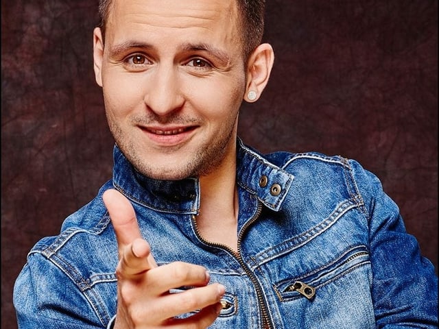 Michele Joy macht «Hey Du»–Geste mit Hand. Michele Joy macht «Hey Du»–Geste mit Hand.