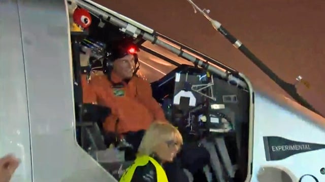 Bertrand Piccard nach seiner Landung bei Nanjing. Bertrand Piccard nach seiner Landung bei Nanjing.