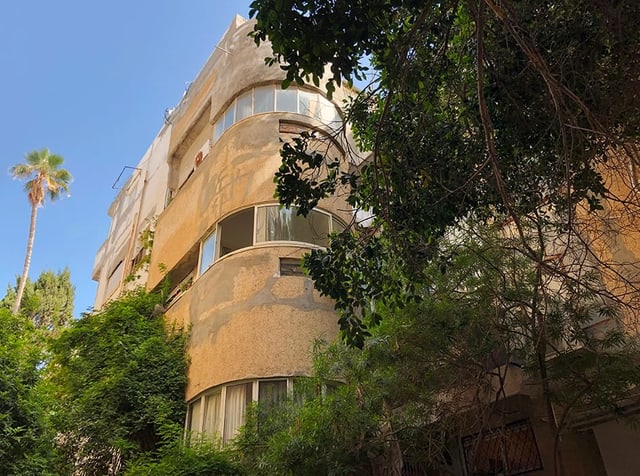 Blick auf eine typische Bauhaus-Fassade mit runder Hausecke. Blick auf eine typische Bauhaus-Fassade mit runder Hausecke.