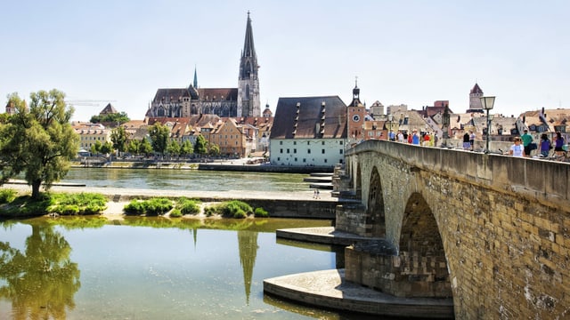 Ein Fluss, eine Brücke und ein Dom. Ein Fluss, eine Brücke und ein Dom.