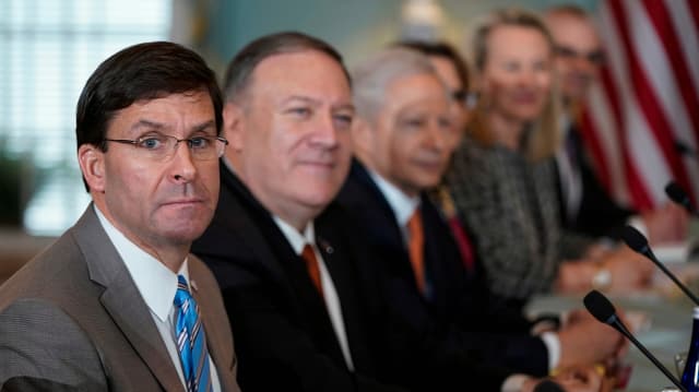 US-Verteidigungsminister Mark Esper und Aussenminister Mike Pompeo informieren Präsident Trump über die Angriffe. US-Verteidigungsminister Mark Esper und Aussenminister Mike Pompeo informieren Präsident Trump über die Angriffe.
