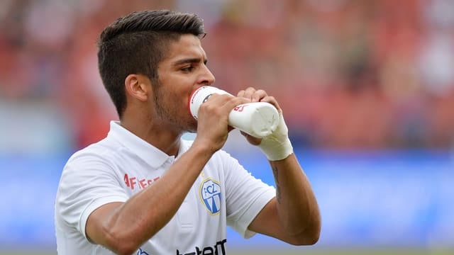 Francisco Rodriguez gönnt sich während seinem 1. Super-League-Spiel einen Schluck aus der Flasche.