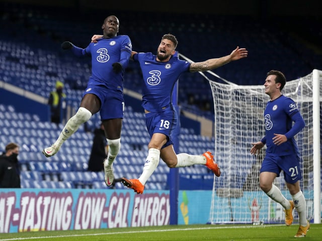 Chelsea dreht das Heimspiel gegen Leeds United vom 0:1 in ein 3:1. Beim 2. Tor schwebten die Londoner bereits auf Wolke sieben – wie Kurt Zouma (l.) Olivier Giroud (M.) demonstrieren.