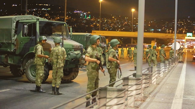 Soldaten auf Brücke Soldaten auf Brücke