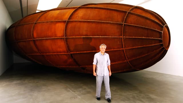 ein 24 Tonnen schwerer Tank aus COR-TEN-Stahl, dem Wesen nach mehr Volumen als Masse. ein 24 Tonnen schwerer Tank aus COR-TEN-Stahl, dem Wesen nach mehr Volumen als Masse.