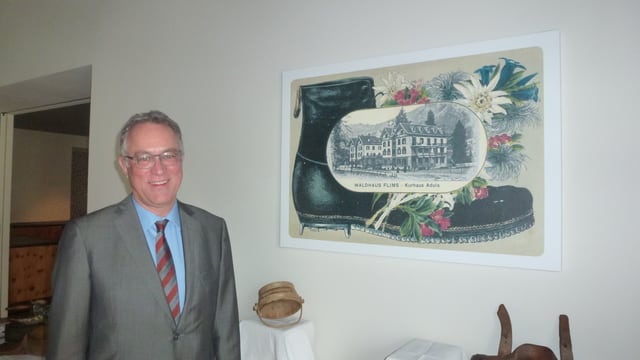 Olaf Reinhardt, il directur ad interim dal hotel Adula, davant in maletg che mussa ina veglia charta da posta dal hotel. Olaf Reinhardt, il directur ad interim dal hotel Adula, davant in maletg che mussa ina veglia charta da posta dal hotel.