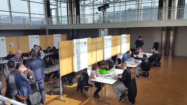Aula mit Tischen und Stellwänden. Aula mit Tischen und Stellwänden.