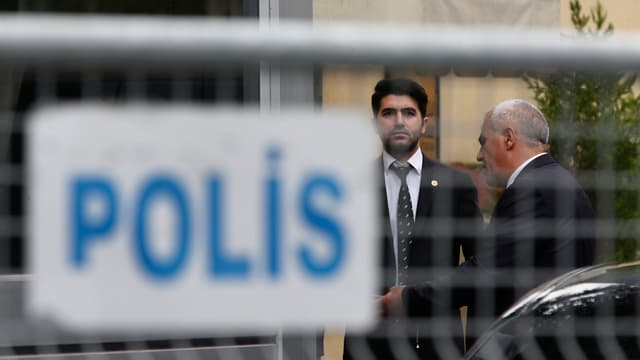Zwei Männer stehen vor dem saudischen Konsulat in Istanbul. Zwei Männer stehen vor dem saudischen Konsulat in Istanbul.