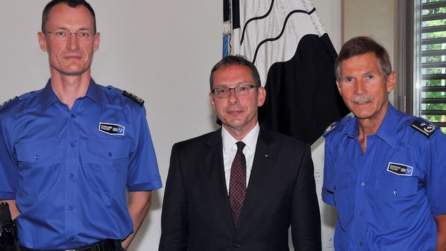 Stabsübergabe bei der Kapo Aargau: Michael Leupold, Urs Hofmann, Urs Winzenried (v.l.n.r.) Stabsübergabe bei der Kapo Aargau: Michael Leupold, Urs Hofmann, Urs Winzenried (v.l.n.r.)