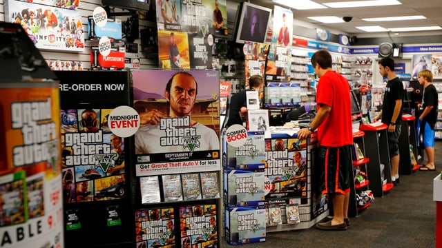 Junge Männer stehen in einem Game-Geschäft an der Ladentheke. Junge Männer stehen in einem Game-Geschäft an der Ladentheke.
