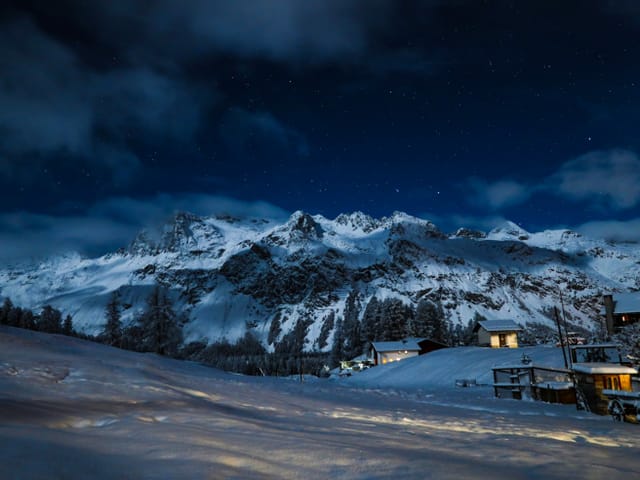 Blick auf den Sternenhimmel und den Schnee.