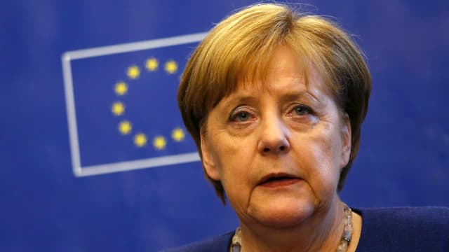Merkel vor EU-Flagge Merkel vor EU-Flagge